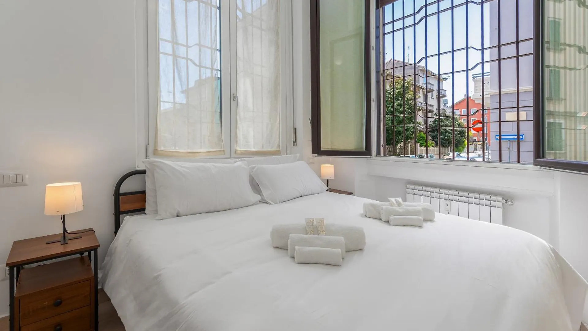 Near To Direct Metro To Duomo And Central Station - Quiet Milan Apartment